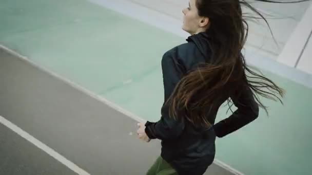 Atletisch meisje hardlopen en training in het stadion. - Video