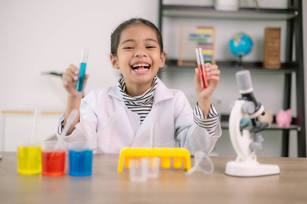 アジアの子供少女は,学校の実験室で実験を行うテストチューブで科学化学を学びました. 教育,科学,化学,そして子供たちの概念. 子どもの早期発達. - 写真・画像