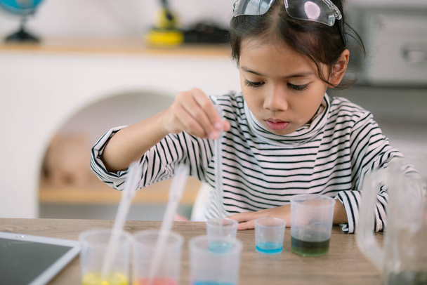 Asijské dítě dívka učení věda chemie s testovací trubice dělat experiment ve školní laboratoři. vzdělávání, vědu, chemii a dětské koncepce. Časný vývoj dětí. - Fotografie, Obrázek