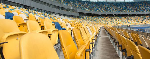 Linhas cadeiras de plástico vazias assentos em um estádio de esportes. Fronteira desportiva. - Foto, Imagem