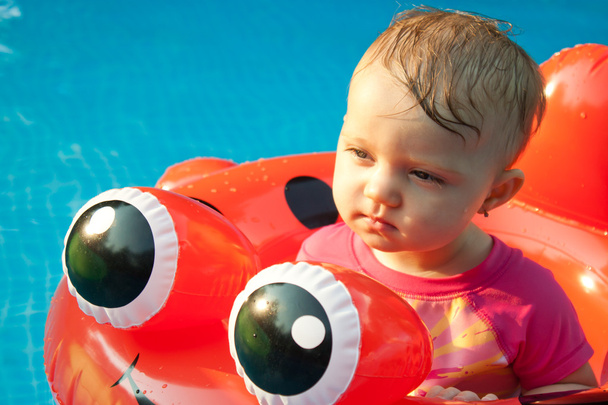 Bebé flotador mirada divertida
 - Foto, imagen