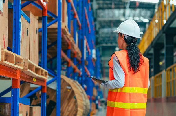 the worker is depicted amidst the organized chaos of a bustling warehouse, engaged in tasks such as inventory management, order fulfillment, or logistical operations. - Foto, Imagem