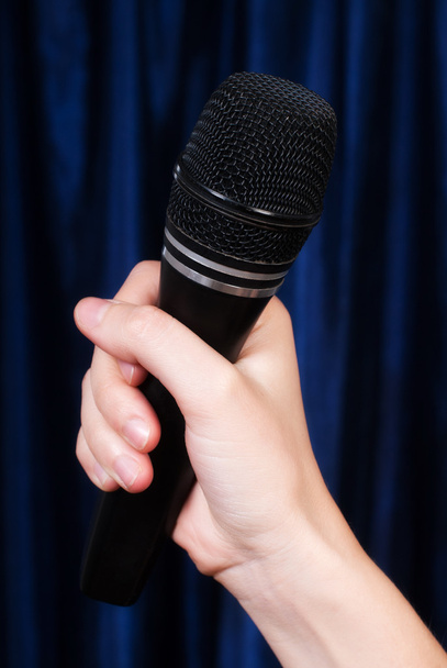 leosztás holding mikrofon - Fotó, kép