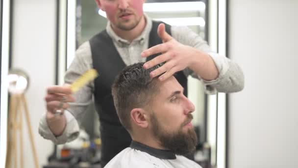 Haircut and alignment of the contour of the head with scissors. Short haircut in the barbershop 4k video. - Footage, Video