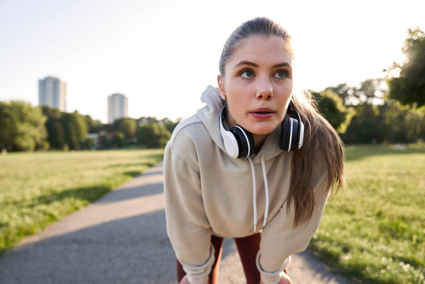 Jovem mulher durante jogging no parque - Foto, Imagem