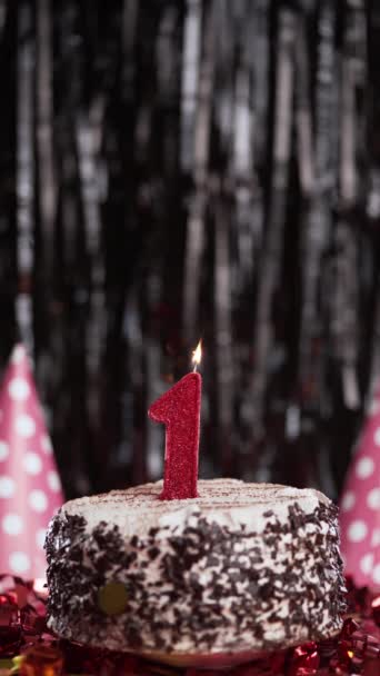 Νούμερο ένα κερί γενεθλίων σε γλυκό κέικ στο τραπέζι, στα πρώτα γενέθλια. Σβήσε το κερί. Αντιγραφή χώρου - Πλάνα, βίντεο