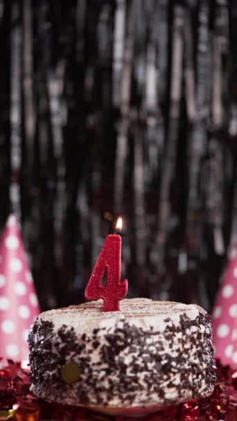 Dördüncü doğum günü mumu masadaki tatlı kekin üzerinde, 4. doğum günü pastası. Bayram mumunu üfle. Boşluğu kopyala - Video, Çekim