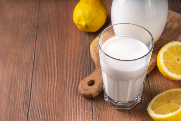 Kéfir casero, suero de leche o yogur. Probióticos saludables bebida láctea fermentada prebiótica - Foto, imagen