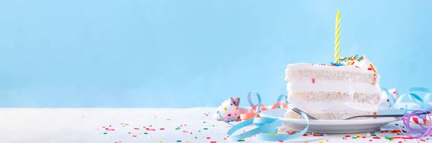 День рождения кусок торта на день рождения украшенный стол. Кусочек торта на день рождения с белыми взбитыми сливками, грибками с сахаром и свечами, место для копирования - Фото, изображение