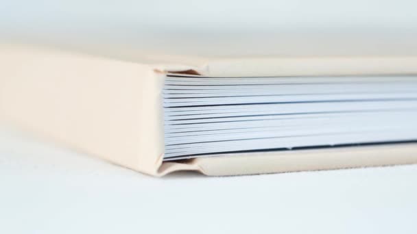 Groot dik boek fotoalbum met beige cover close-up. - Video