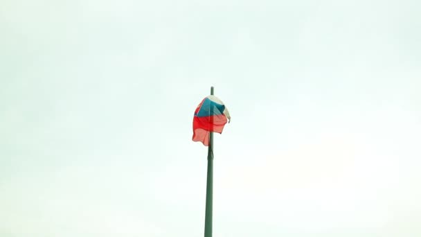 Színes zászlót lengető lassított felvétel. Kiváló minőségű FullHD felvételek - Felvétel, videó
