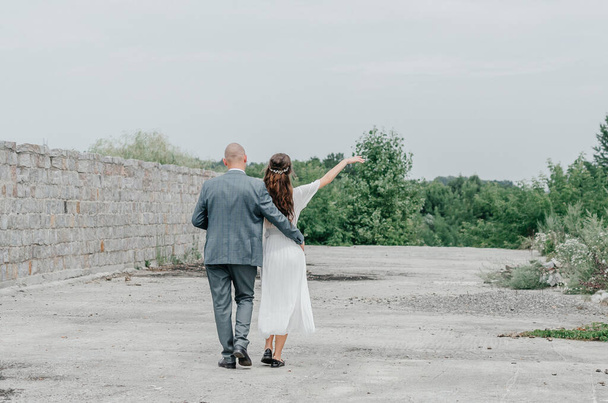 la novia y el novio caminan por el camino - Foto, Imagen