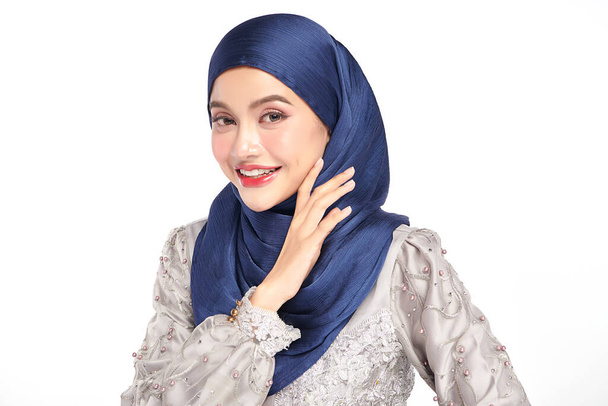 Kaunis nuori aasialainen musliminainen yllään sininen hijabi valkoisella taustalla, arabien kauneuden muotokuva. - Valokuva, kuva