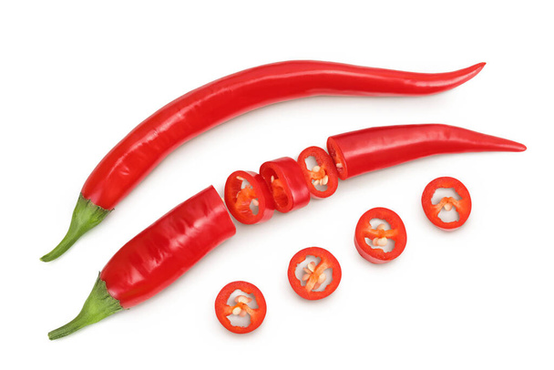 piros csípős chili paprika szeletek elszigetelt fehér alapon. Első látásra. Lapos fektetés - Fotó, kép
