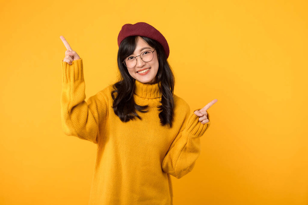 giovane donna asiatica sulla trentina, indossa una camicia gialla e rosso ber - Foto, immagini
