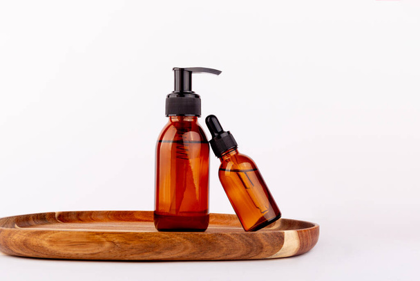 Set de productos naturales de belleza SPA orgánicos sobre tabla de madera aislada sobre fondo blanco. Botella de vidrio ámbar, jabón casero, suero. Marca de cosméticos bio, diseño de envases - Foto, imagen