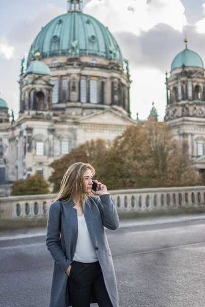 Mladá podnikatelka mluví po telefonu, Berlín, Německo. - Fotografie, Obrázek