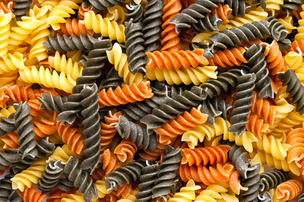 veelkleurige krullend pasta eindeloze - Foto, afbeelding