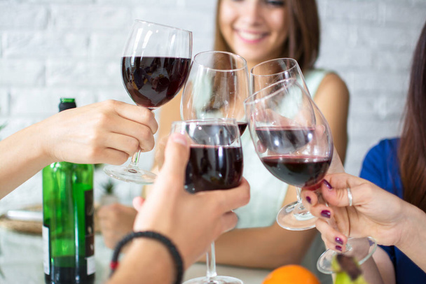 Закрытие рук, звон стаканов красным вином - Фото, изображение