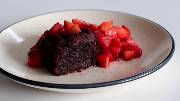 brownie au chocolat avec des fraises fraîches et une cuillère de crème glacée à la vanille crémeuse, parfait pour les menus de desserts et les envies sucrées. Avec Egg moins préparation de brownie - Séquence, vidéo