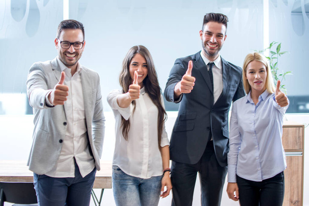 Grupo empresarial alegre mostrando polegares para cima - Foto, Imagem