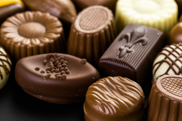Çeşitli çikolatalar yakın çekim - Fotoğraf, Görsel