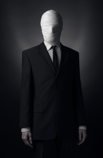 Internet meme and terrible character Halloween theme: very tall burly man with long arms in a suit with bandaged face fabric, an unknown killer in the suit, The Slender Man, Secret legend of the city - Fotoğraf, Görsel
