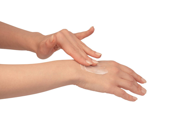 Beige σωλήνα κρέμα σε γυναικεία χέρια απομονώνονται σε λευκό φόντο. Μελάνι κρέμας στο γυναικείο χέρι. Έννοια φροντίδας δέρματος. - Φωτογραφία, εικόνα