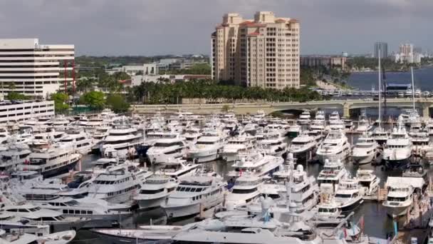 West Palm Beach, FL, USA - 24 Μαρτίου 2024: Aerial established 2024 Palm Beach Florida International Boat Show 4k - Πλάνα, βίντεο
