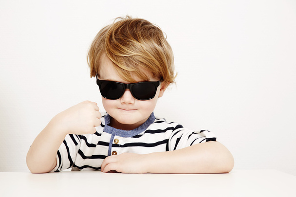 Young boy in sunglasses posing - Foto, afbeelding
