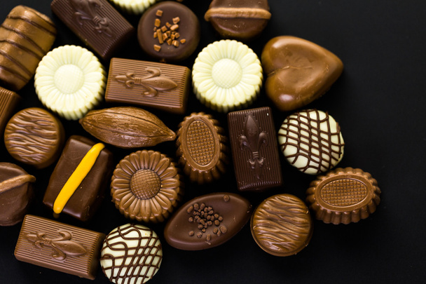 Σοκολάτες διαφόρων ειδών σε κοντινό πλάνο - Φωτογραφία, εικόνα