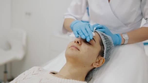 Kosmetologia menettely kauneushoitola, jossa kokenut asiantuntija tekee injektio Botox naisten kasvot estää ryppyjä ja ihon kimmoisuutta. Laadukas 4k kuvamateriaalia - Materiaali, video