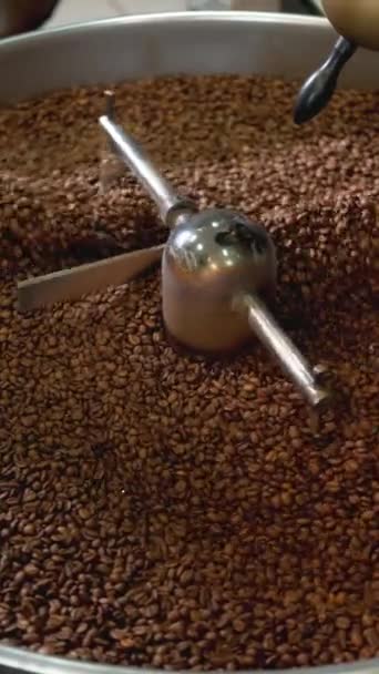Vertikální video proces pražení kávových zrn v pražírně. - Záběry, video