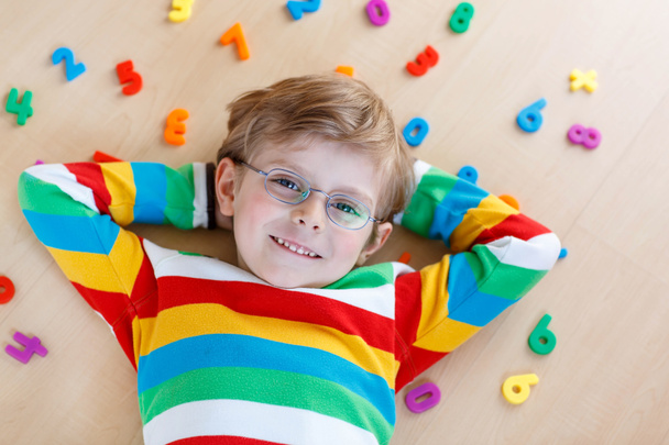 Mladej kluk s barevnými čísly, vnitřní - Fotografie, Obrázek