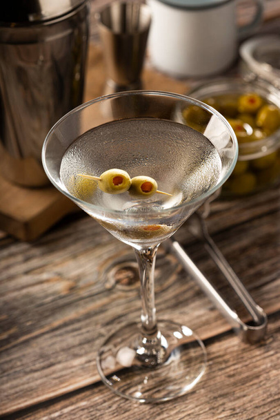 Droge martini drank met groene olijven. - Foto, afbeelding