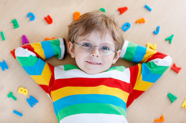 Gyerek fiú színes betűkkel, beltéri - Fotó, kép