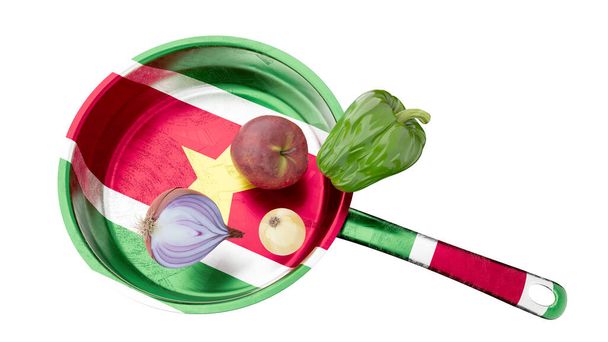 Кулинарный натюрморт со свежими продуктами на яркой сковороде, окрашенной цветами и звездой Суринамского флага - Фото, изображение