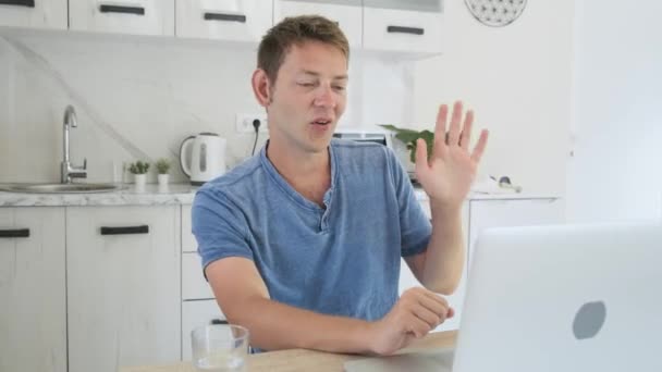 Mutlu Kafkasyalı adam dizüstü bilgisayarında video görüşmesi yapıyor. Evde otururken internetten selam veriyor. Erkek, arkadaşları ve ailesiyle görüntülü konuşma yapıyor. Uzaklık iletişimi kavramı. - Video, Çekim