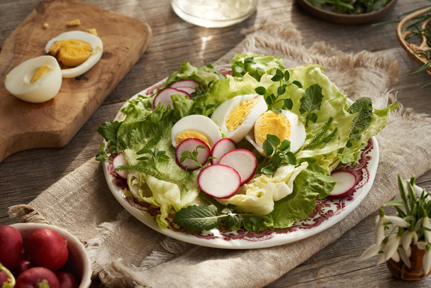 Salade de légumes de printemps avec œufs et plantes comestibles sauvages fraîches - potamot, tétranyque et achillée - Photo, image