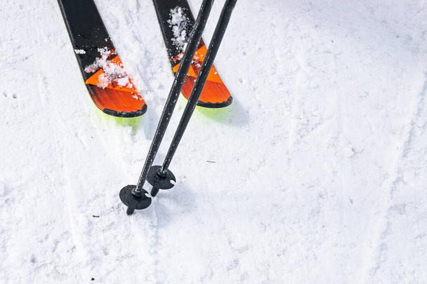sci e bastoncini sulla pista da sci. inizio della stagione sciistica - Foto, immagini