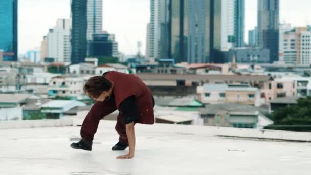 B-boy dança desempenho por dançarina de rua profissional no telhado com scrapper céu, vista da cidade. Atraente asiático hipster mostrar passo energético. Dança de pausa activa. Desporto ao ar livre 2024. hiphop. - Filmagem, Vídeo