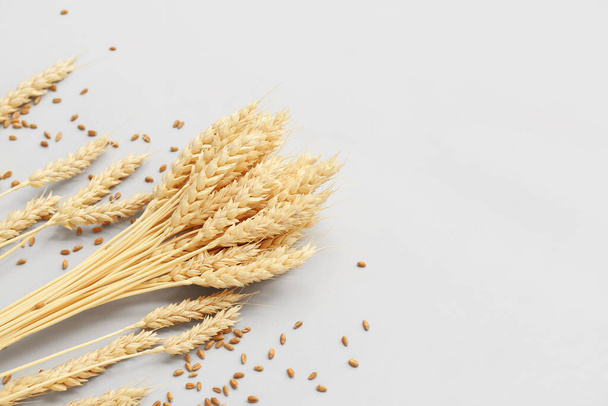 Бульйон з пшеничних вух і зерен на сірому фоні - Фото, зображення