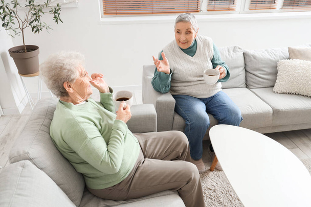 Starsze przyjaciółki pijące herbatę w domu - Zdjęcie, obraz