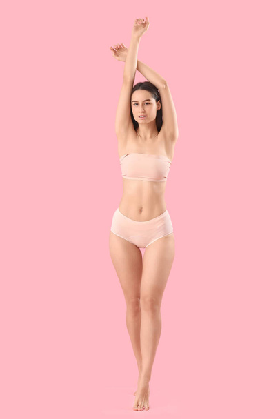 Slim mladá žena v bavlněné spodní prádlo na růžovém pozadí - Fotografie, Obrázek