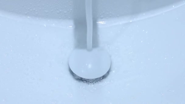 Тече вода з крана заповнює чистий білий раковина для ванної кімнати, закривається. Високоякісні FullHD кадри - Кадри, відео