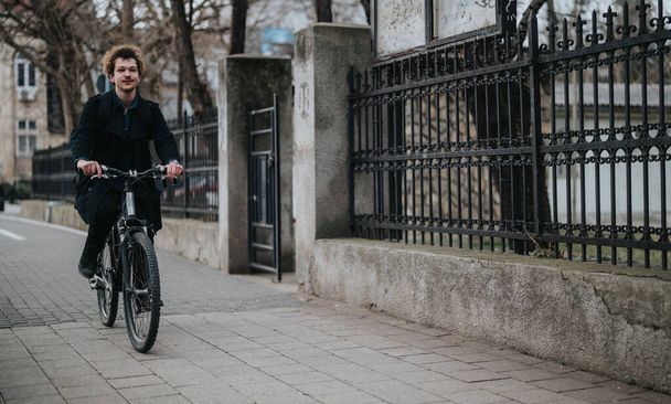 Ekologiczny biznesmen jeżdżący na rowerze do pracy w mieście, łączący fitness z biznesem. - Zdjęcie, obraz