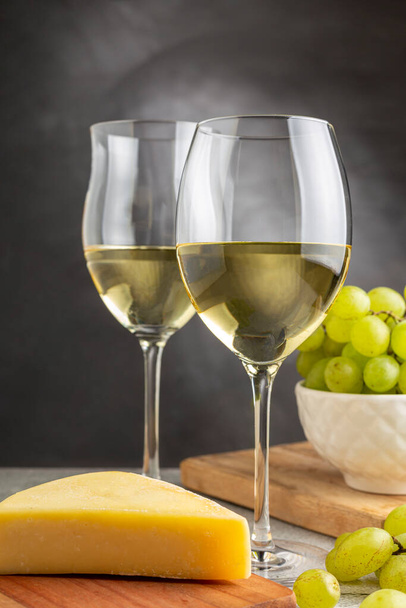 ποτήρι λευκό κρασί στο τραπέζι. - Φωτογραφία, εικόνα