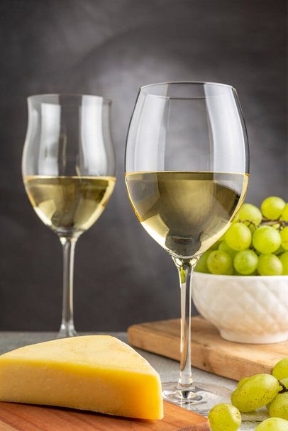 ποτήρι λευκό κρασί στο τραπέζι. - Φωτογραφία, εικόνα