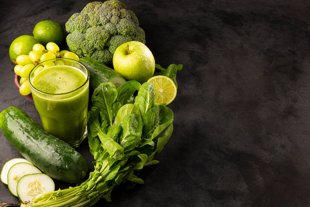 Egészséges méregtelenítő turmix uborkával, brokkolival, zöld almával, kelkáposztával és zöld szőlővel. Méregtelenítő ital. - Fotó, kép