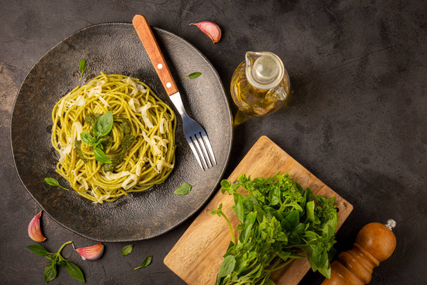 Pesto soslu makarna ve fesleğen yaprağı.. - Fotoğraf, Görsel